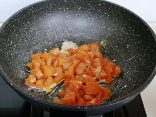 11、披萨新吃法～奥尔良鸡丁披萨,起油锅，加入腌制好呢鸡胸肉，小火翻炒。