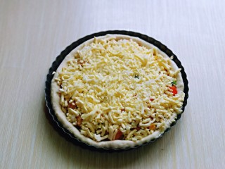 18、披萨新吃法～奥尔良鸡丁披萨,最后再撒上一层马苏里拉芝士，两个披萨做法一样。