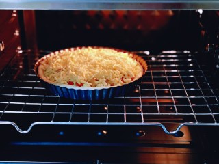 19、披萨新吃法～奥尔良鸡丁披萨,将披萨盘入烤箱中层。