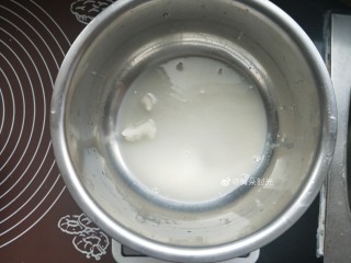 1、花样馒头—寿桃馒头,酵母，白糖，用温水化开