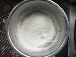 2、花样馒头—寿桃馒头,筛入低筋面粉