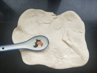 4、花样馒头—寿桃馒头,揉至三四分钟后，抻开，加入一勺油（猪油，玉米油，都可以）揉匀。