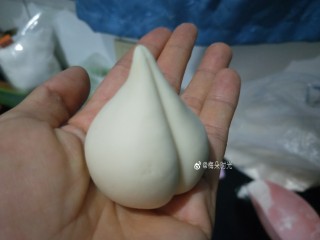 8、花样馒头—寿桃馒头,用刮刀或者勺子柄压出很深的一道沟。