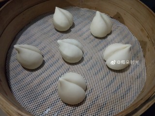 10、花样馒头—寿桃馒头,依次做好六个。