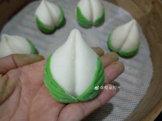 15、花样馒头—寿桃馒头,分别粘在寿桃的两边。然后撒红曲粉。