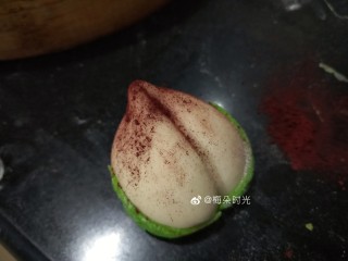 16、花样馒头—寿桃馒头,取一点红曲粉加入一点白面，混合均匀，准备一个干净牙刷，干的不要有水，蘸取一些粉末，手指轻轻拨动牙刷，把粉末弹落在寿桃顶部。桃子尖和沟里多一点。