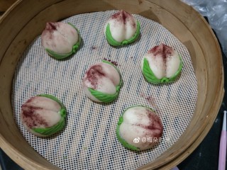 17、花样馒头—寿桃馒头,依次做好所有的。放进蒸笼，间隔距离。