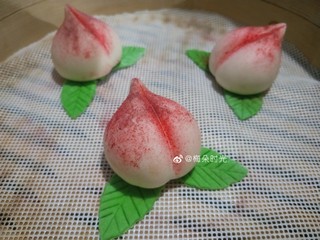 19、花样馒头—寿桃馒头,这是另外一次做的。不是用的红曲粉，用的大红色素粉。