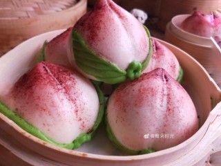 23、花样馒头—寿桃馒头,好大的水蜜桃????。因为面团揉透了。所以蒸出是喧软，而且表面平整光滑的。