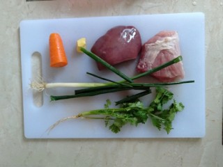 2、猪肝瘦肉粥,然后把要用到的食材洗干净