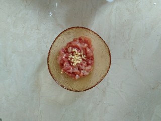 3、猪肝瘦肉粥,瘦肉切小条，放盐油生抽淀粉淹好备用