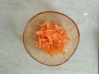 5、猪肝瘦肉粥,胡萝卜刨丝