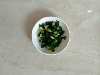 6、猪肝瘦肉粥,切葱花