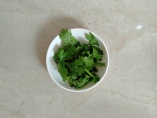 7、猪肝瘦肉粥,香菜切小段