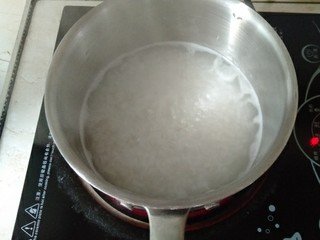 9、猪肝瘦肉粥,把粥装进小锅里煮开