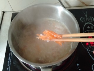 12、猪肝瘦肉粥,就下胡萝卜丝，放点油煮两分钟，然后放少许盐、鸡精调味