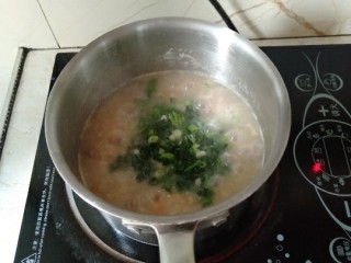 13、猪肝瘦肉粥,最后关火撒入葱花香菜即可