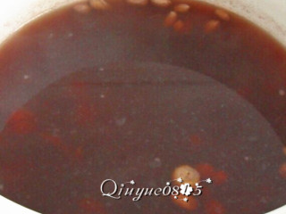 4、腊八粥,等水开时放一点点冷水，再开，再放一点点冷水。然后放入花生、莲籽、百合等