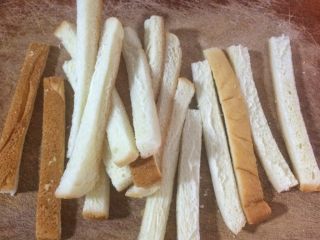 1、蛋奶吐司布丁,白吐司切细条。