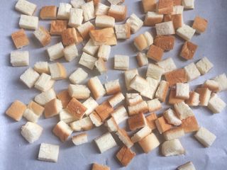 2、蛋奶吐司布丁,再切成均匀小丁。