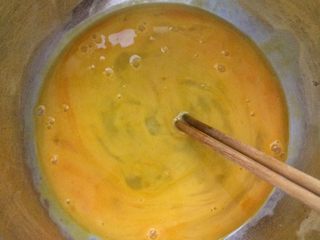 3、蛋奶吐司布丁,鸡蛋打散。