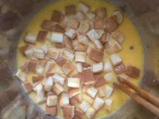 6、蛋奶吐司布丁,倒入吐司粒和少许蓝莓干。