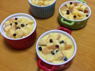 7、蛋奶吐司布丁,用布丁杯装好蛋奶液，表面再撒上少许蓝莓干。