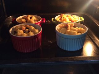 8、蛋奶吐司布丁,烤箱预热180度，将烤盘放置中层烤制20到25分钟。