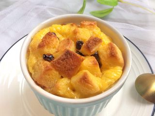 9、蛋奶吐司布丁,吐司的花样吃法，零厨艺也能做好香甜美味的布丁，大人小孩都爱吃。