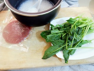 1、宝宝辅食  快手版菠菜牛肉粥,为什么说快手，因为粥底不是直接滚的，而是用电饭锅煮了30分钟，提前弄好。比例大概是一份米五六份水的样子。