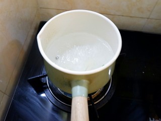 2、宝宝辅食  快手版菠菜牛肉粥,锅里煮水，准备把菠菜焯水。锅里的小黑点是因为我不小心磕到了，然后我这个锅就呵呵了。。。用了还不到三个月。