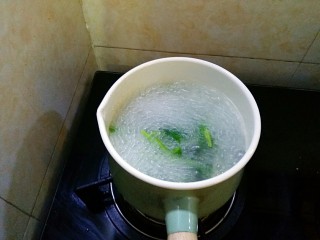 3、宝宝辅食  快手版菠菜牛肉粥,水开扔菠菜进去，再煮到水开就行。捞出备用