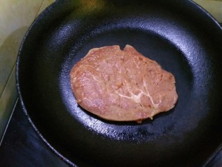 4、宝宝辅食  快手版菠菜牛肉粥,牛排肉放锅里煎熟。先抹少许油煎一面，五十秒左右，倒点油，反面再煎wushi秒左右。就差不多了。因为我买的是处理好的牛排，所以容易操作。减肥餐的一部分，切了一点点给娃煮粥，省事儿。如果用鲜牛肉做做法是不同的。改天我做了再分享一下。