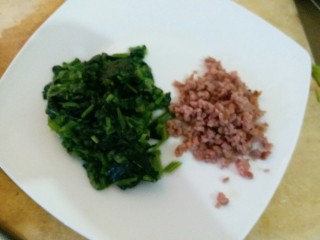 5、宝宝辅食  快手版菠菜牛肉粥,煮好的菠菜切末，牛排肉切小粒。越小越好。