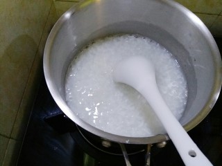 6、宝宝辅食  快手版菠菜牛肉粥,把煮好的白粥转移到小奶锅里。锅刚买的，那个即将退休。