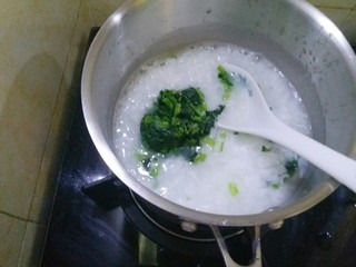 7、宝宝辅食  快手版菠菜牛肉粥,煮开以后放菠菜进去