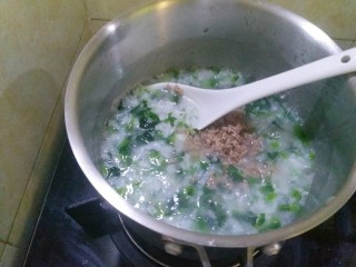 8、宝宝辅食  快手版菠菜牛肉粥,再煮开再放牛肉粒进去
