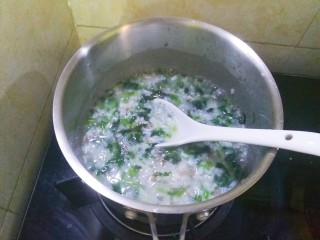 9、宝宝辅食  快手版菠菜牛肉粥,再煮开就可以淋香油关火出锅了。煮的过程全程小火，并时不时搅拌，免得锅里结坨，糊锅。