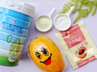 1、木瓜奶冻,食材：鲜木瓜1个，澳优淳璀有机奶粉15g，吉利丁粉10g，细砂糖5g。