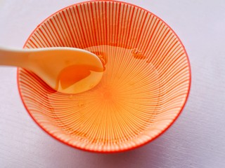 2、木瓜奶冻,吉利丁粉中加入温水。