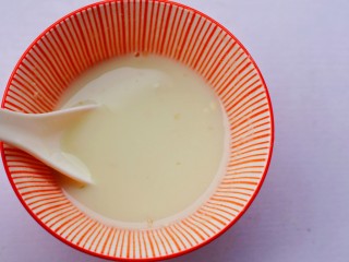 5、木瓜奶冻,搅拌均匀。