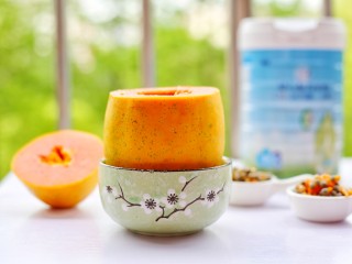 9、木瓜奶冻,放入到一个饭碗中使其竖立。