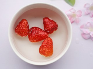 2、酸酸甜甜的奶香草莓????山药球,草莓洗净。