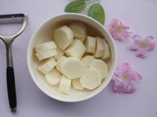 5、酸酸甜甜的奶香草莓????山药球,切断。