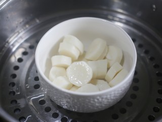 6、酸酸甜甜的奶香草莓????山药球,开水上锅蒸至软烂。