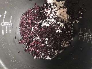 1、黑米红枣粥,黑米提前泡一夜，大米直接洗干净，都一起放入电饭锅内