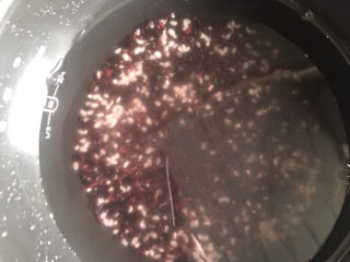 2、黑米红枣粥,加入适量的清水，一般水和米的比例是4:1