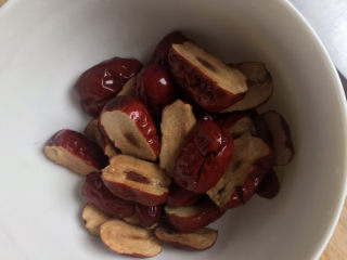 3、黑米红枣粥,红枣洗干净，对半切开