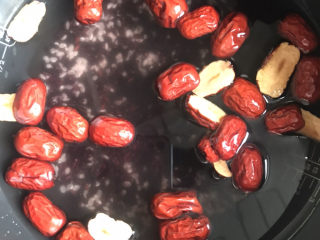 4、黑米红枣粥,一起放入锅中，先大火烧开转中火炖一小时，炖至粥粘稠即可