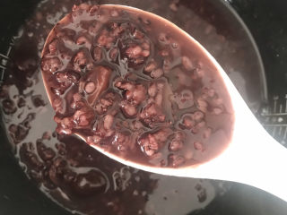 5、黑米红枣粥,煮好的黑米红枣粥